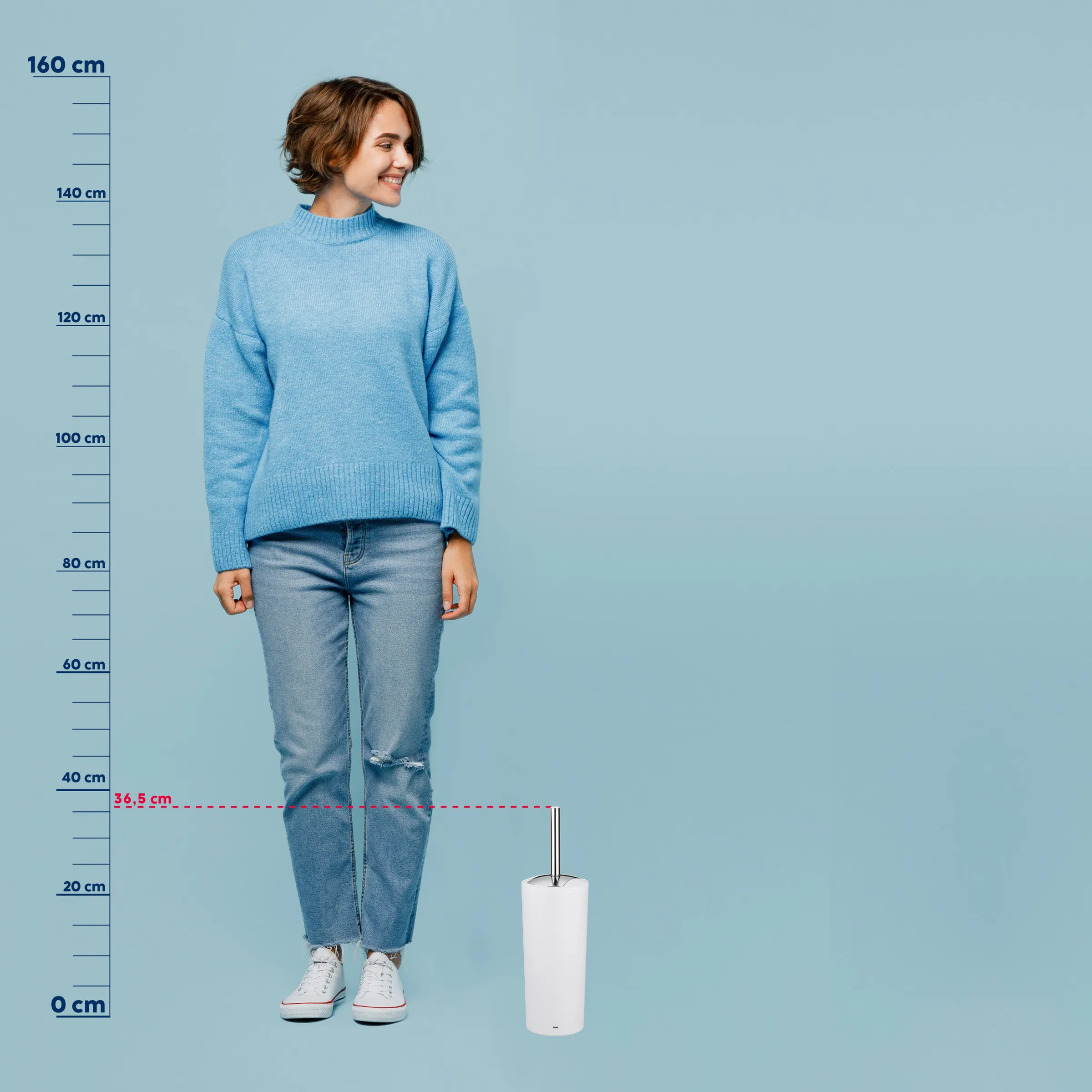 Freistehende Toilettenbürste Weiß mit Edelstahlgriff - 36,5 cm Höhe Weiße freistehende Toilettenbürste mit Edelstahlgriff neben Person mit Größenreferenz, Höhe 36,5 cm