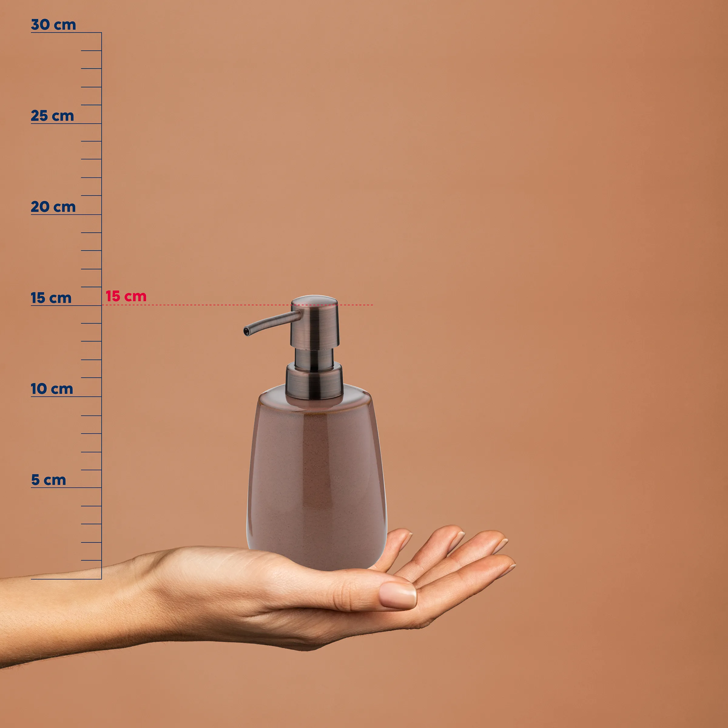 Seifenspender Keramik mit Pumpe - Größenvergleich Graubraune Seifenspender-Flasche mit Metallpumpe in einer Hand, daneben Größenskala bis 30 cm