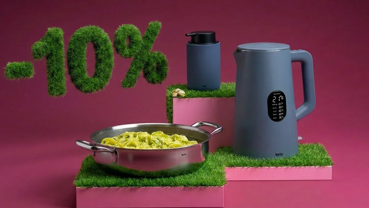 Ökologisches Küchenset mit grünem Moos: Wasserkocher, Behälter, Pfanne mit Nudeln und -10% Rabatttext