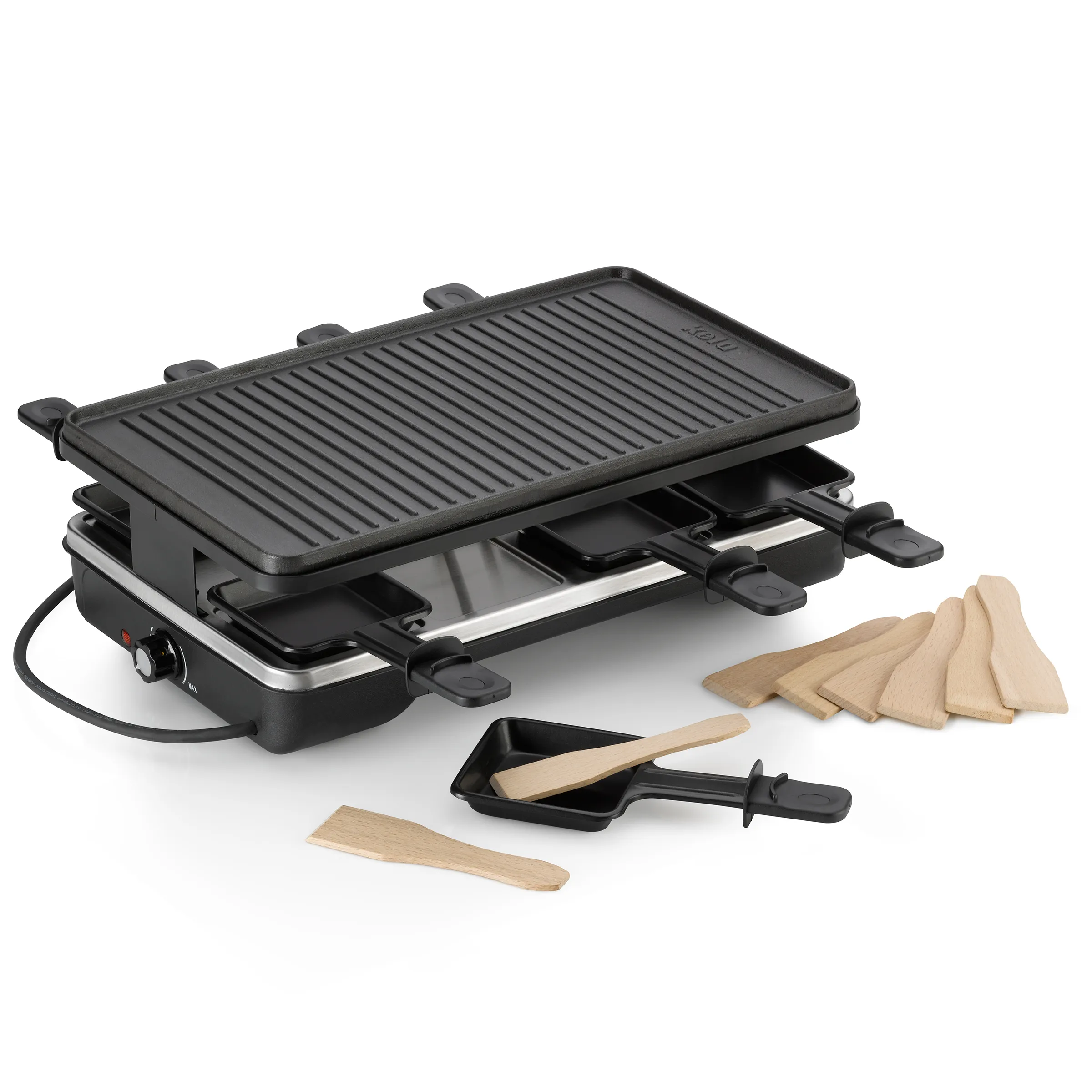 Raclette Grill Set mit Grilltisch und Holzzubehör Raclette-Grill mit schwarzem Grilltisch, Metallplatte und Zubehör aus Holz auf weißem Hintergrund