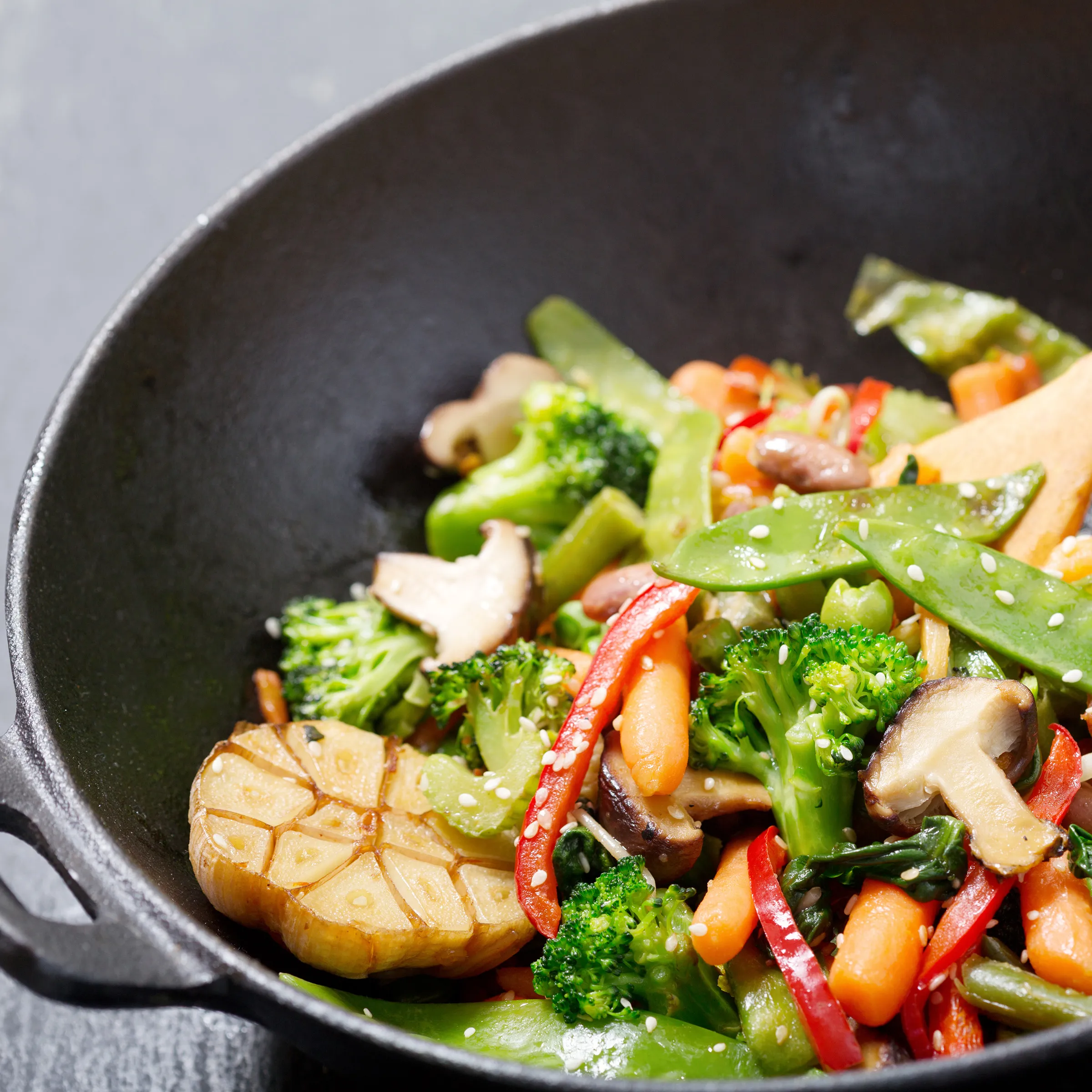 Gemüse Wok Stir Fry Rezept Wok mit Gemüse-Stir-Fry: Brokkoli, rote Paprika, grüne Bohnen, Pilze und Cashewnüsse mit Sesamkörnern