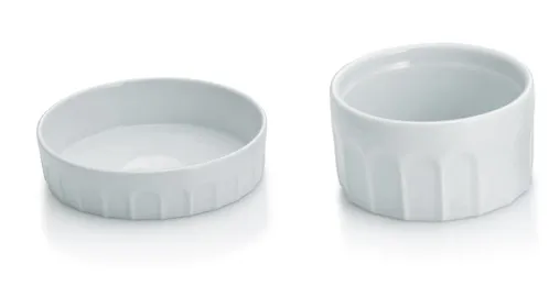 Weiße Soufflé-Förmchen Keramik - Backformen für Desserts und Gratins Zwei weiße Keramik-Soufflé-Förmchen in unterschiedlichen Größen auf weißem Hintergrund