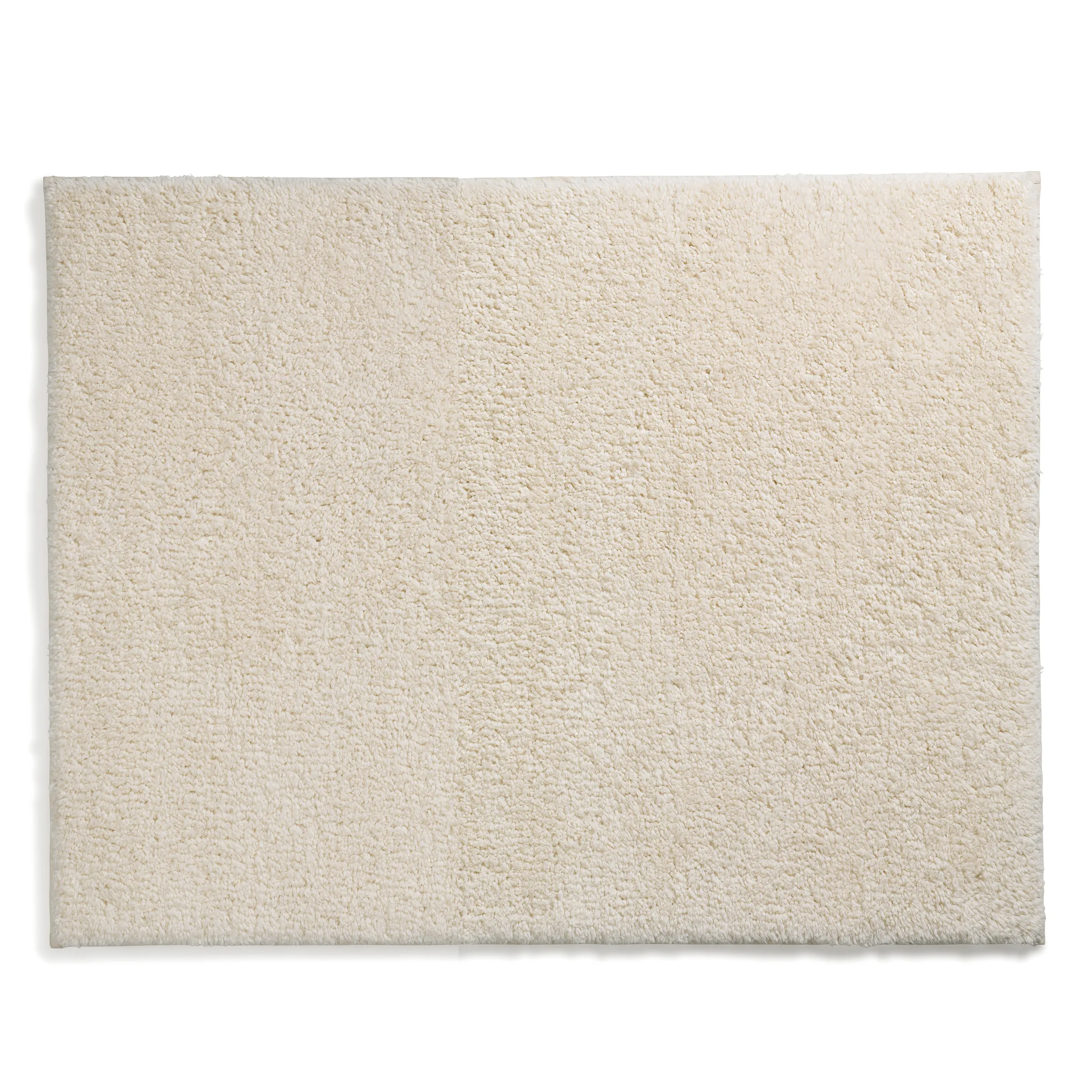 Beiger Teppich mit flauschiger Textur und gleichmäßiger Oberflächenstruktur auf weißem Hintergrund