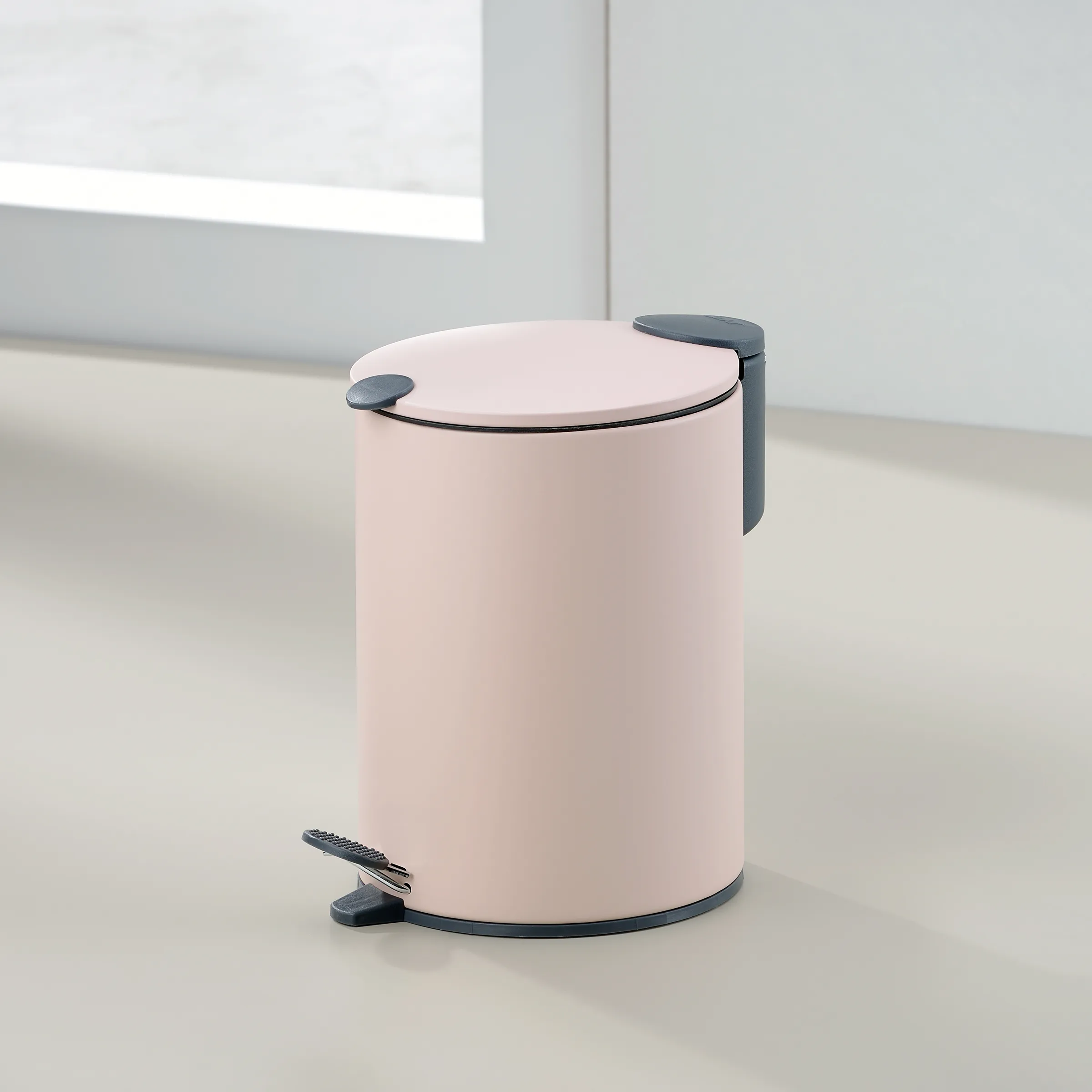 Rosa Tretmülleimer mit Pedal - Moderner Abfalleimer für Bad und Küche Rosa Tretmülleimer mit grauem Pedal und Deckel in minimalistischem Badezimmer