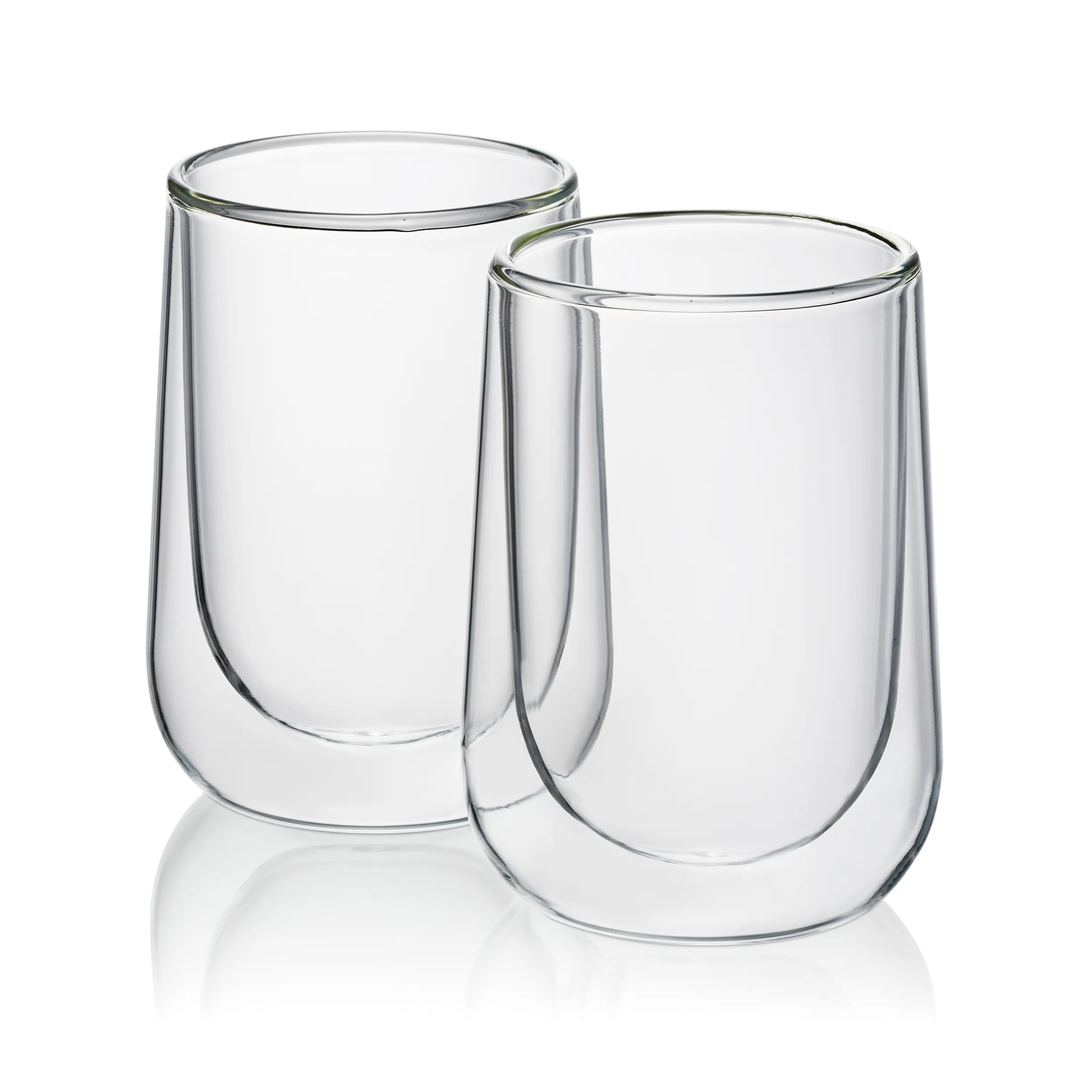 Doppelwandige Gläser Borosilicatglas Set Zwei doppelwandige Gläser aus transparentem Borosilicatglas mit abgerundetem Boden, nebeneinander angeordnet.