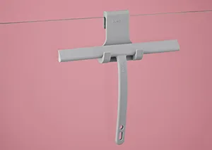 Graues Kunststoffkreuz an rosa Wand montiert mit horizontalem und vertikalem Balken