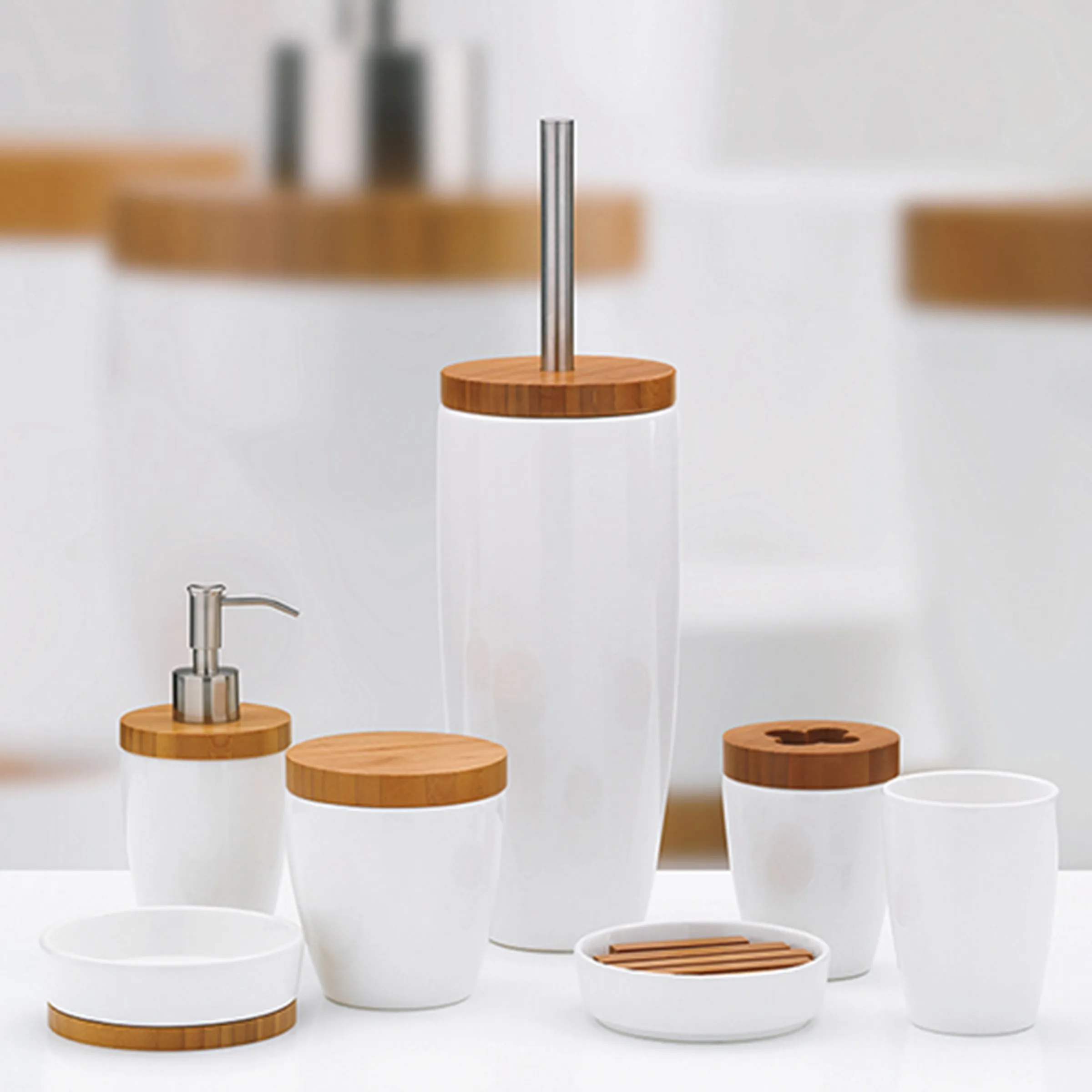 Badezimmer-Accessoire-Set Weiß Bambus - Moderne Bad-Ausstattung mit Seifenspender und WC-Bürste Weißes Badezimmer-Set mit Bambus-Deckeln: Seifenspender, Zahnbürstenhalter, WC-Bürste und Aufbewahrungsdosen