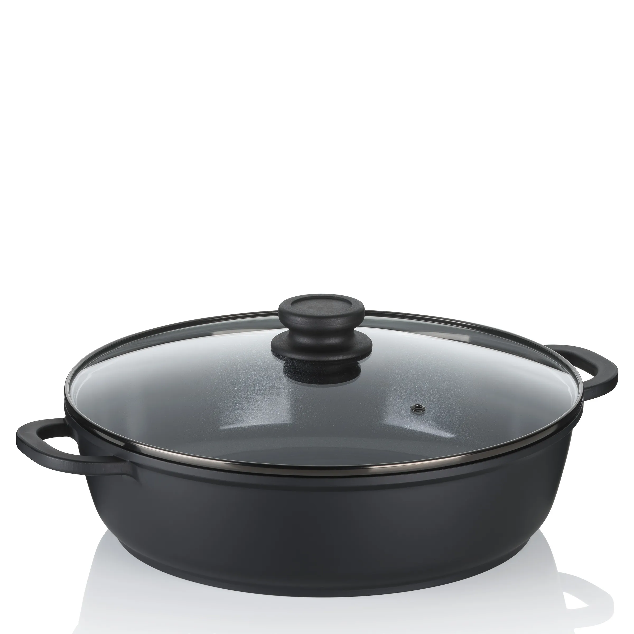 Schwarze Servierpfanne mit zwei Griffen und Glasdeckel mit Dampfloch auf weißem Hintergrund