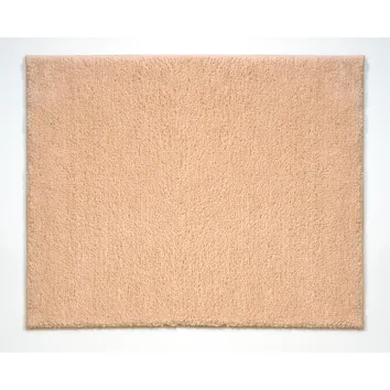 Beige Badematte aus weichem Frottee auf weißem Hintergrund