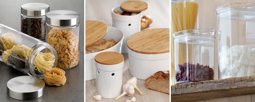 Vorratsbehälter mit Holzdeckel für Küche Verschiedene Vorratsbehälter aus Glas und Kunststoff mit Holzdeckeln, gefüllt mit Pasta, Getreide, Zucker und Kaffee.