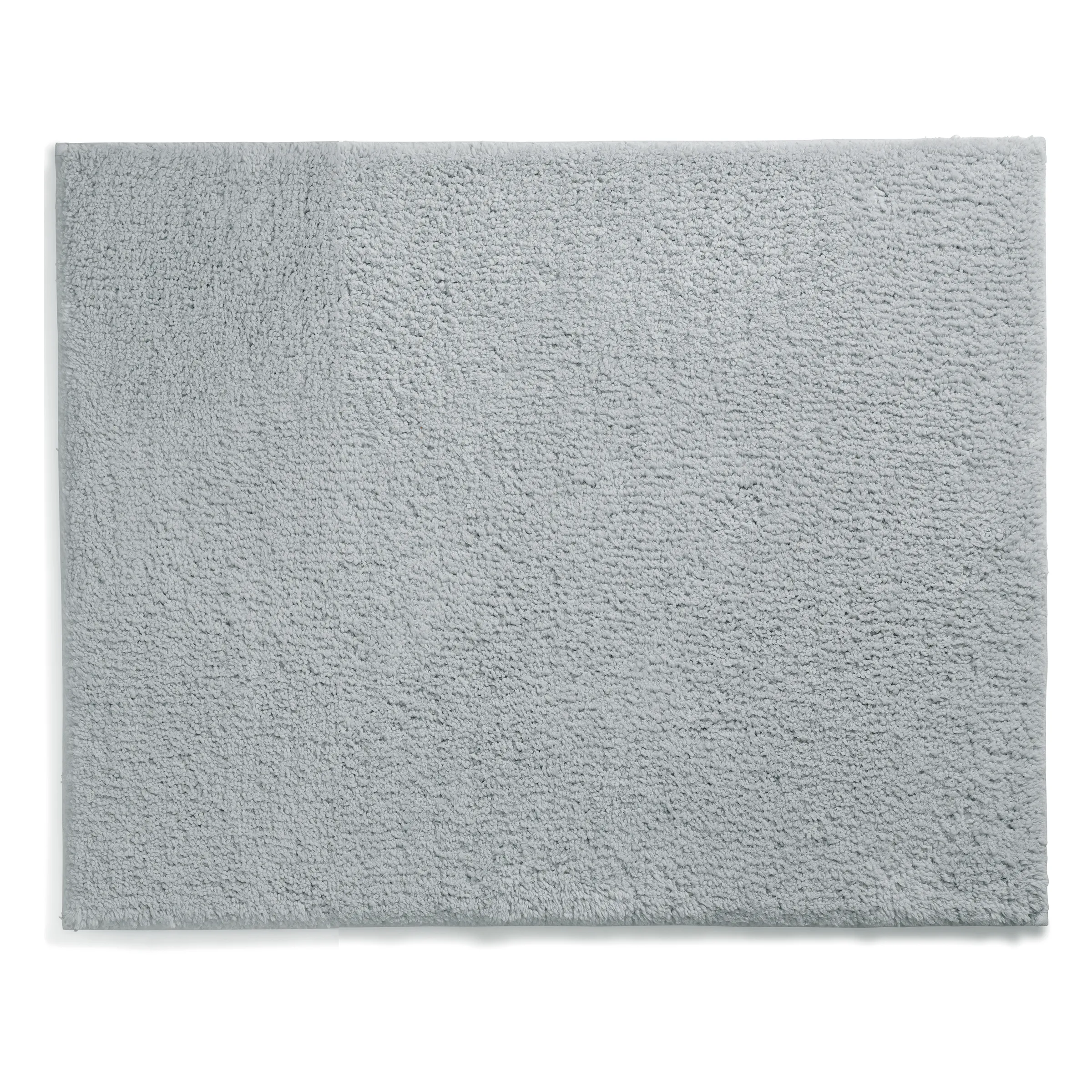 Badteppich grau - weiches Badezimmer Accessoire Grauer flauschiger Badteppich mit strukturierter Oberfläche auf weißem Hintergrund