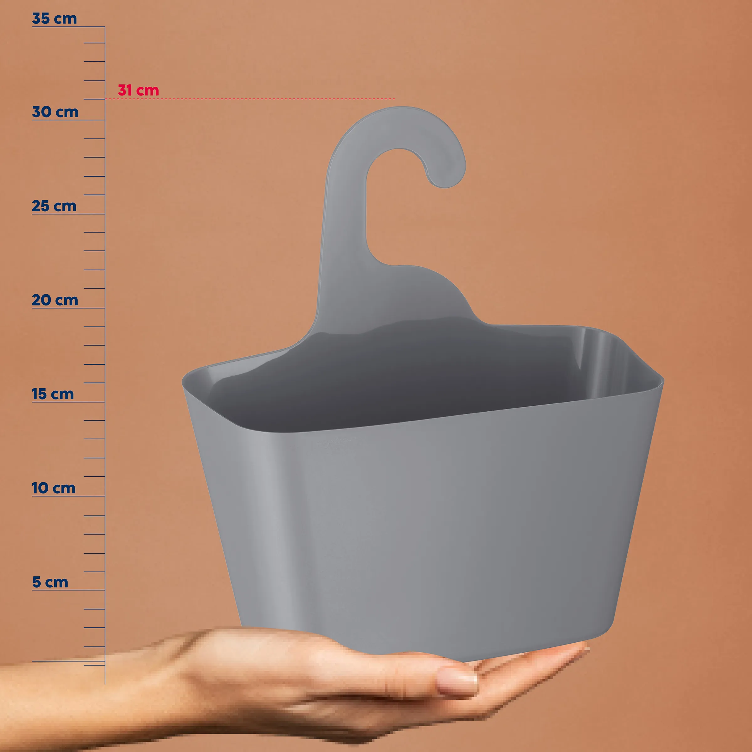 Hänge-Behälter für Balkon und Garten – robuster Kunststoff-Container Grauer Behälter mit Henkel auf einer Messskala, 31 cm breit, etwa 20 cm hoch, in einer Hand gehalten