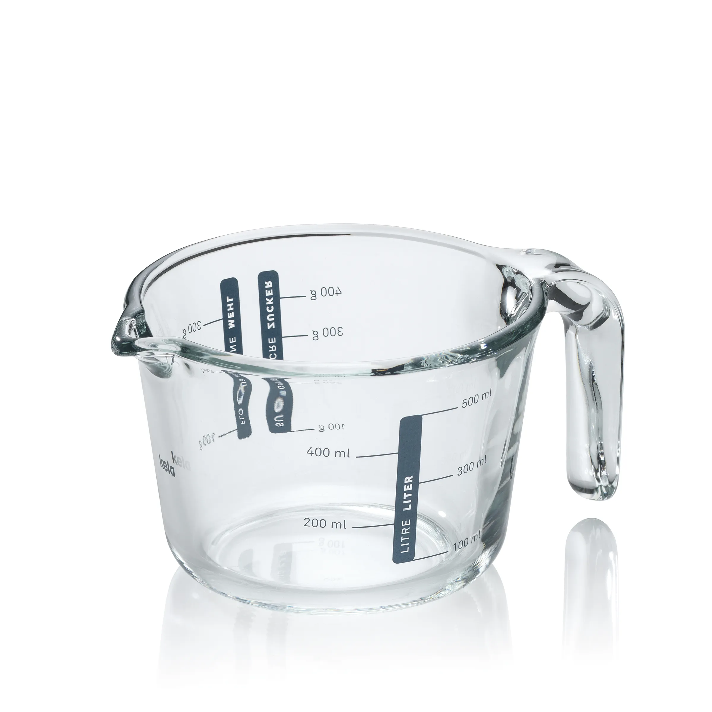 Glaskrug mit Messskalen in Milliliter und Liter, mit Griff und Ausguss zum Messen von Flüssigkeiten.