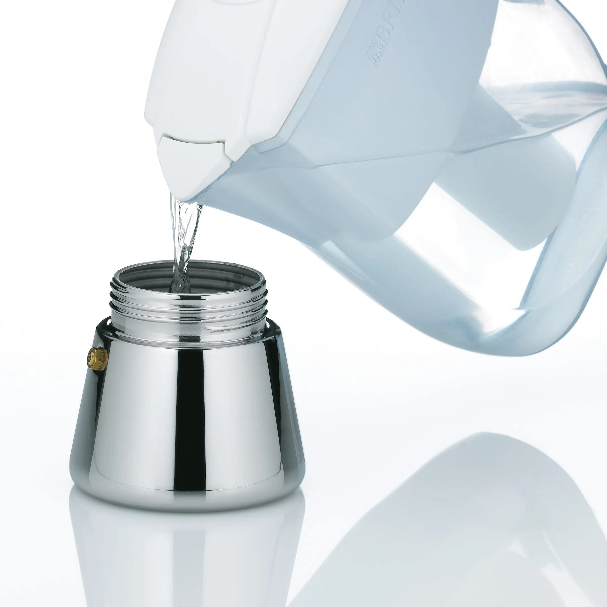 Espressokanne füllen - Moka Pot mit Wasser Wasser wird aus einer weißen Kanne in eine glänzende Edelstahl-Espressokanne gegossen.