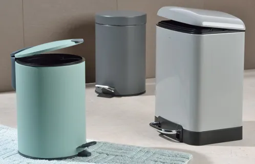 Mülleimer Trittsystem – moderne Abfallbehälter Set Drei moderne Mülleimer in Mint, Grau und Weiß mit Tretmechanismus und Deckel auf heller Oberfläche