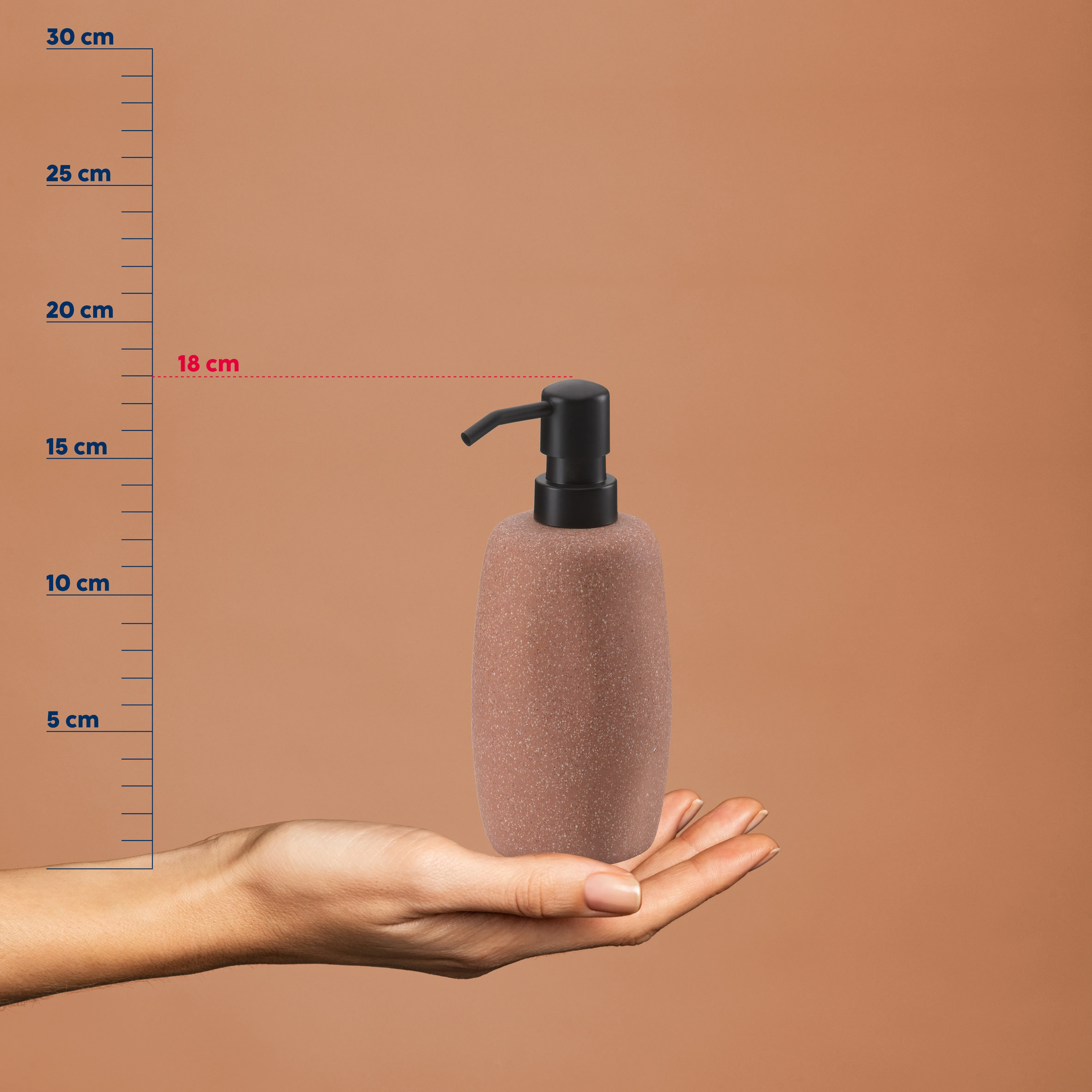 Seifenspender Keramik Rosa 18cm - Badezimmer Dispenser mit Pumpe Rosa Seifenspender aus Keramik mit schwarzer Pumpe auf Hand, vor Messskala mit 18 cm Höhenmarkierung