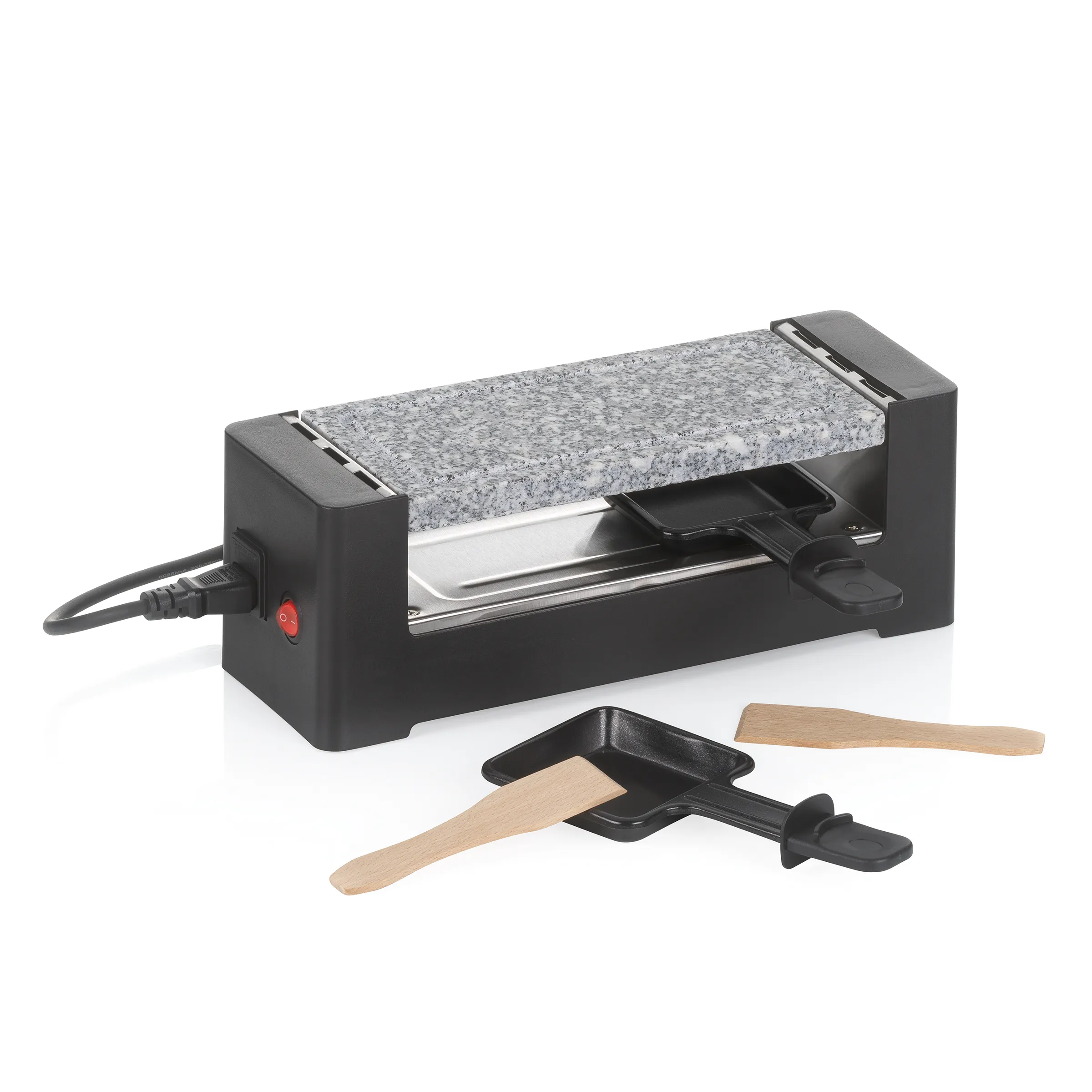 Raclette-Grill mit Natursteinplatte, zwei Pfännchen und Holzspateln auf weißem Hintergrund