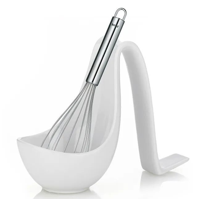 Schneebesen Set mit Keramikschüssel Schneebesen mit Metallspiralen in weißer Keramikschüssel mit ergonomischem Griff auf weißem Hintergrund