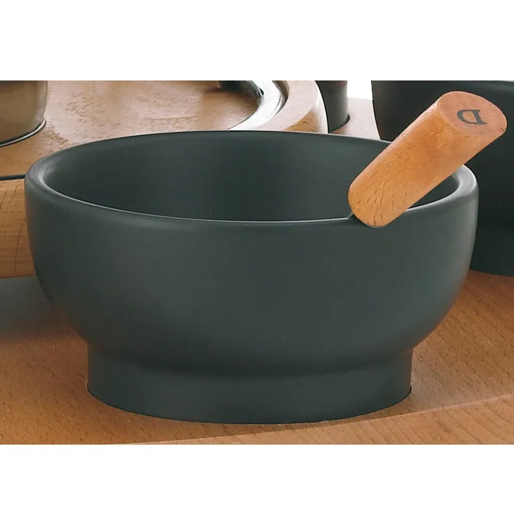 Keramikschüssel grau mit Holzgriff Graue Keramikschüssel mit Holzgriff auf Holztisch, modern designt