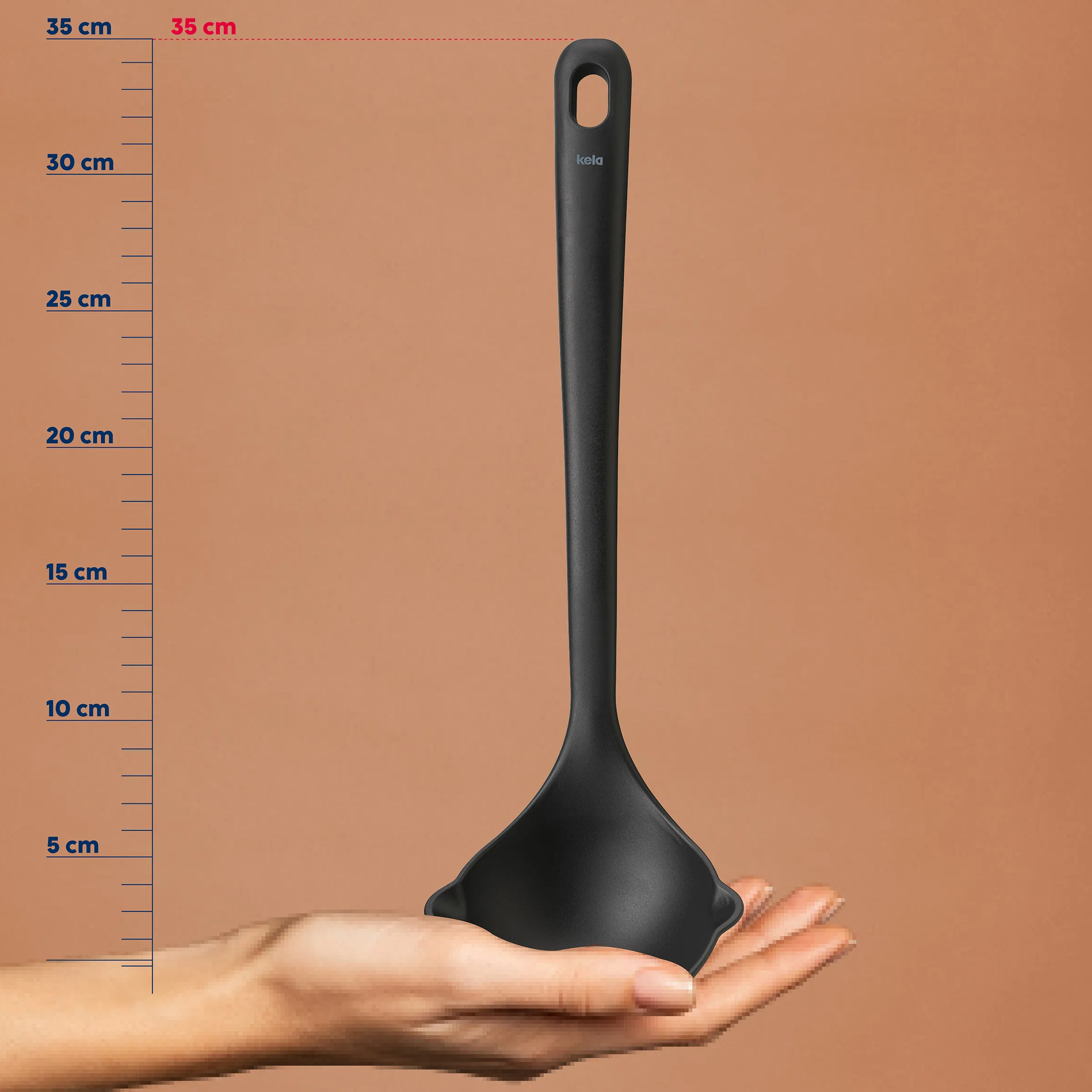 Kela Küchenspatel schwarz - Pfannenwender mit ergonomischem Griff 35 cm Schwarzer Küchenspatel von kela auf Hand liegend mit Maßstab, zeigt Größe von ca. 35 cm