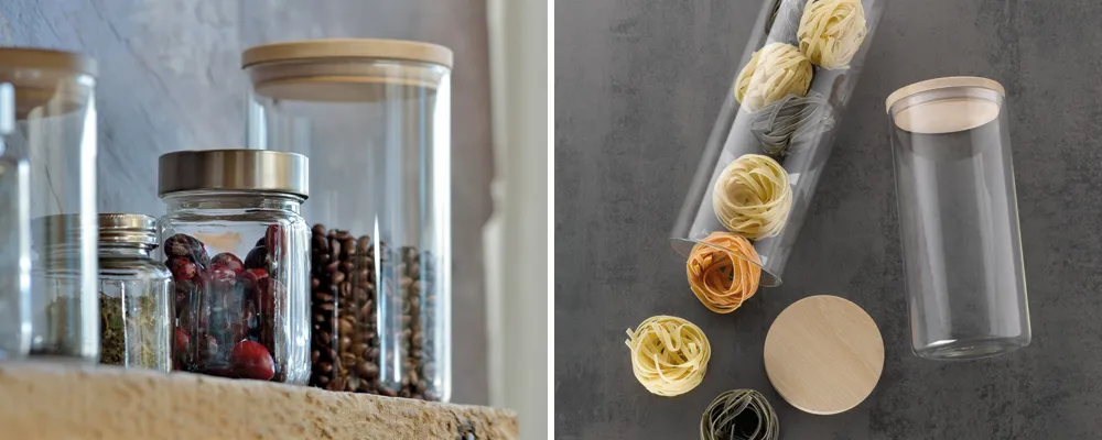 Lagerbehälter Glas mit Bastelstoffen – Aufbewahrung und Dekoration Sammlung von leeren Glasdosen mit Holzdeckeln und Bastelmaterialien wie Wollkordeln auf grauer Oberfläche