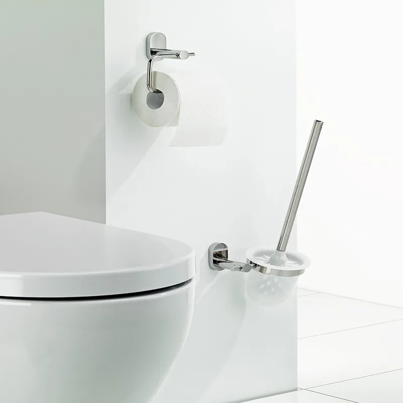 Badezimmer-Accessoires Set: Toilettenpapierhalter und WC-Bürstenhalter Edelstahl Modernes Badezimmer mit weißer Toilette, WC-Bürstenhalter und Toilettenpapierhalter aus Edelstahl an der Wand