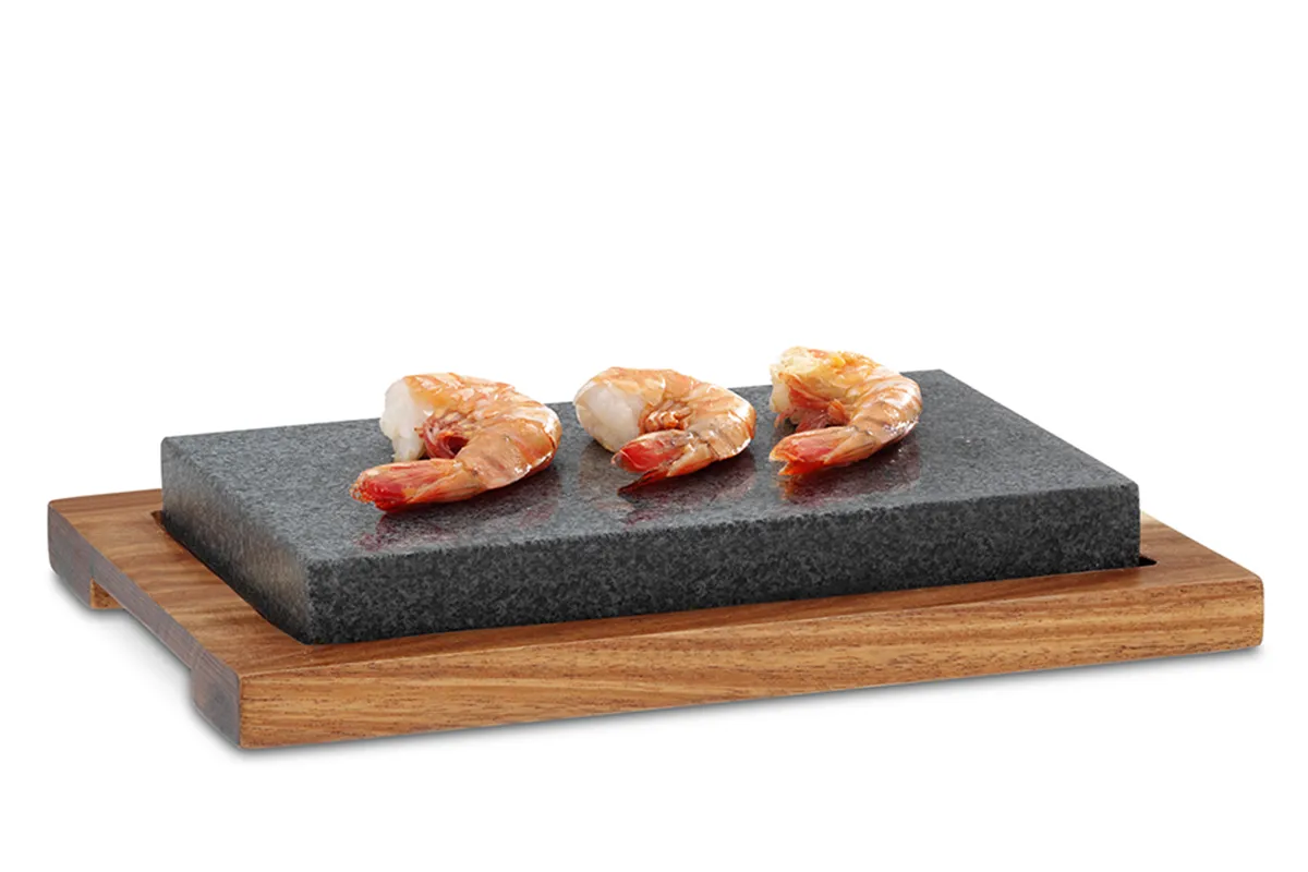 Riesengarnelen Nigiri Sushi auf Schieferstein Drei Riesengarnelen auf schwarzem Schieferstein, serviert auf Holzbrett für elegantes Sushi-Restaurant-Präsentation