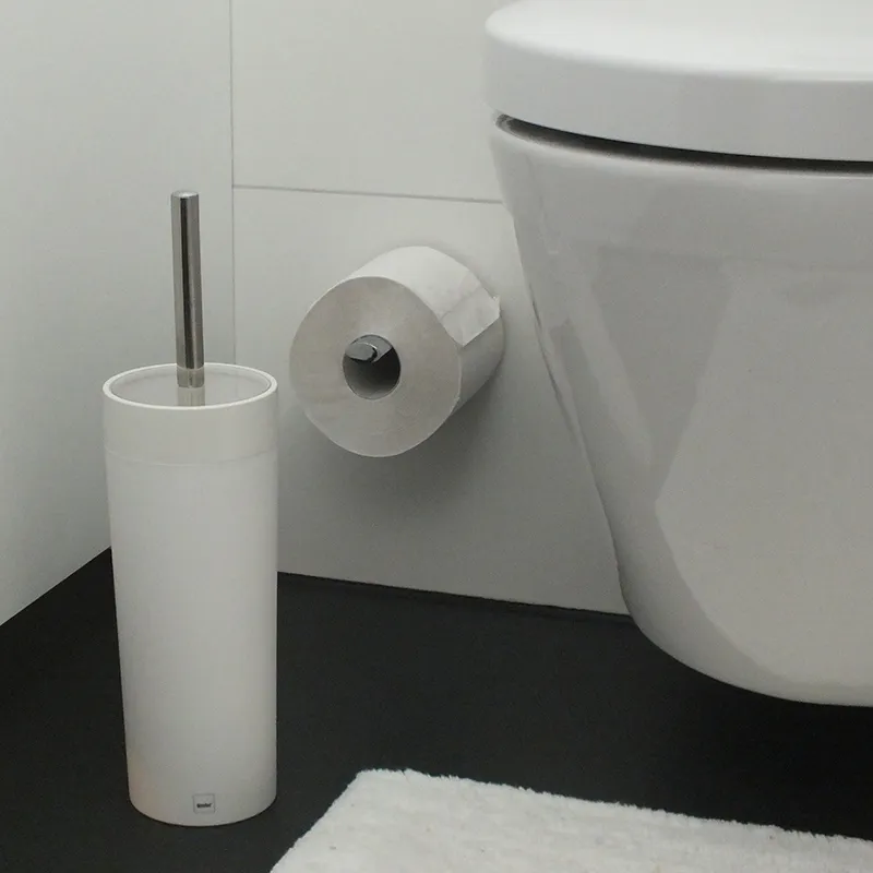 Ensemble Accessoires Toilettes - Équipement Salle de Bain Salle de bain moderne avec toilettes blanches, brosse WC et porte-papier mural