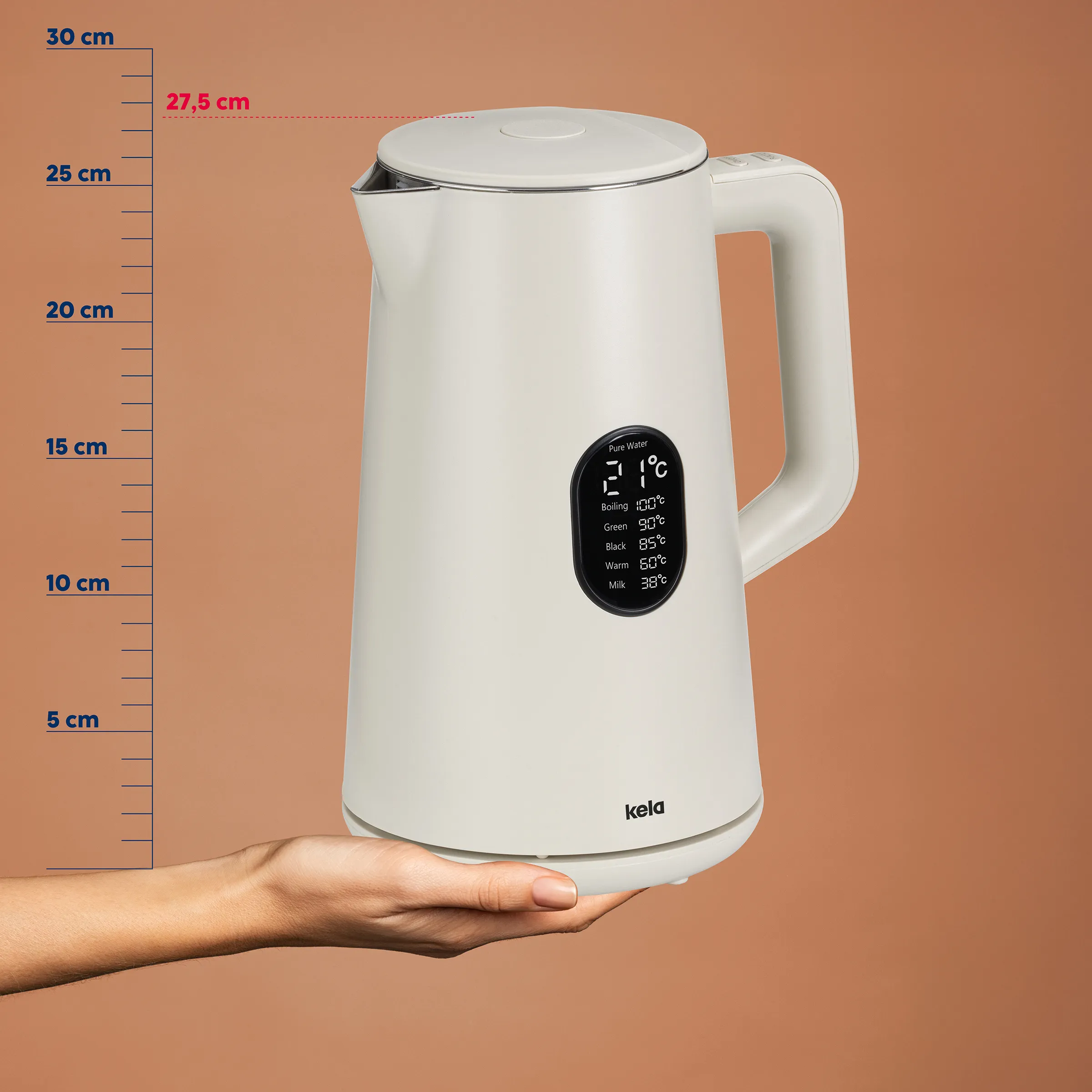 Kela Wasserkocher weiß mit Temperaturwahl und digitalem Display – 27,5 cm Höhe Weißer Kela Wasserkocher mit digitalem Display und Temperaturanzeige, auf Hand präsentiert, Höhe 27,5 cm