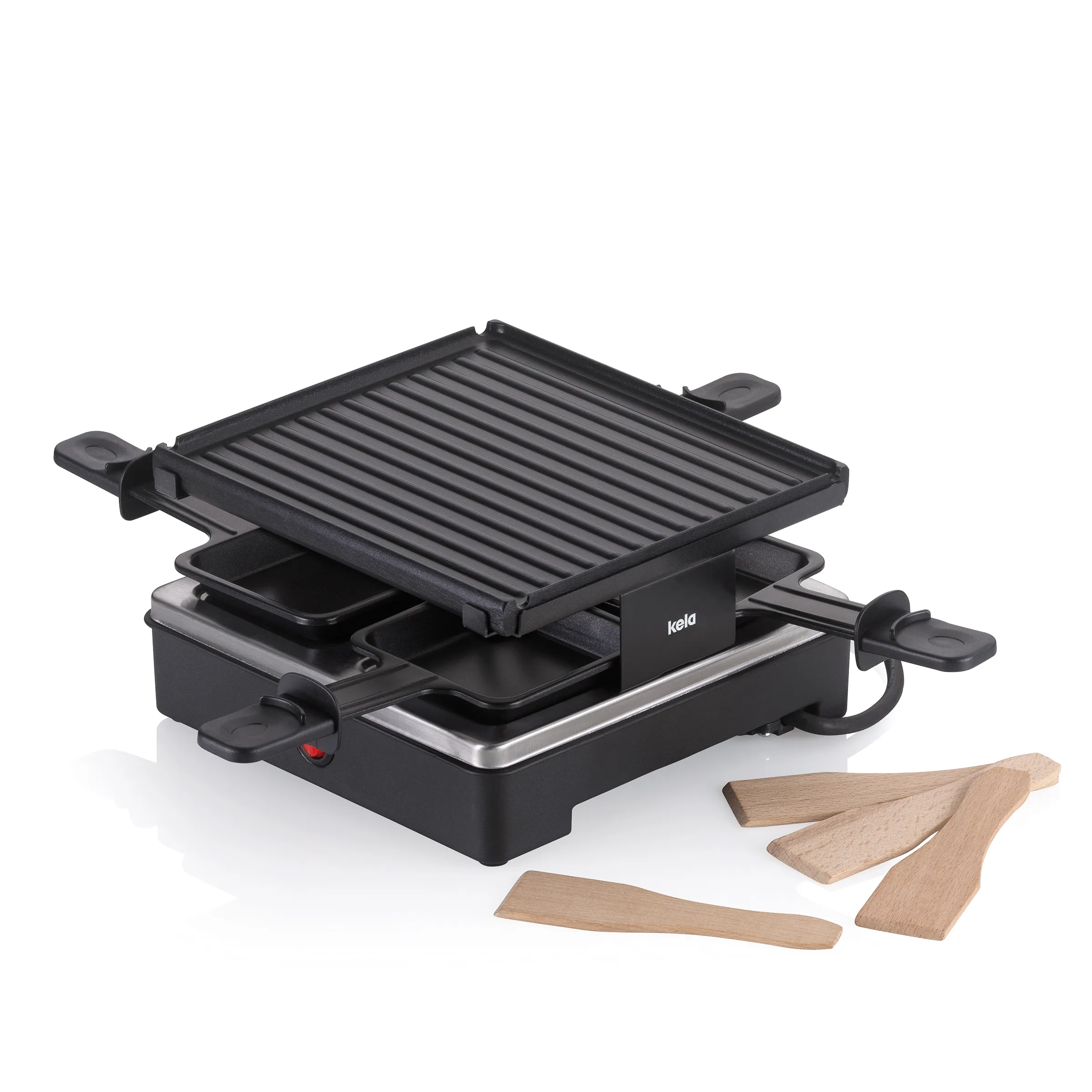 Kela Raclette-Grill mit schwarzem Gehäuse, gerillter Grillplatte und vier Holzspateln auf weißem Hintergrund