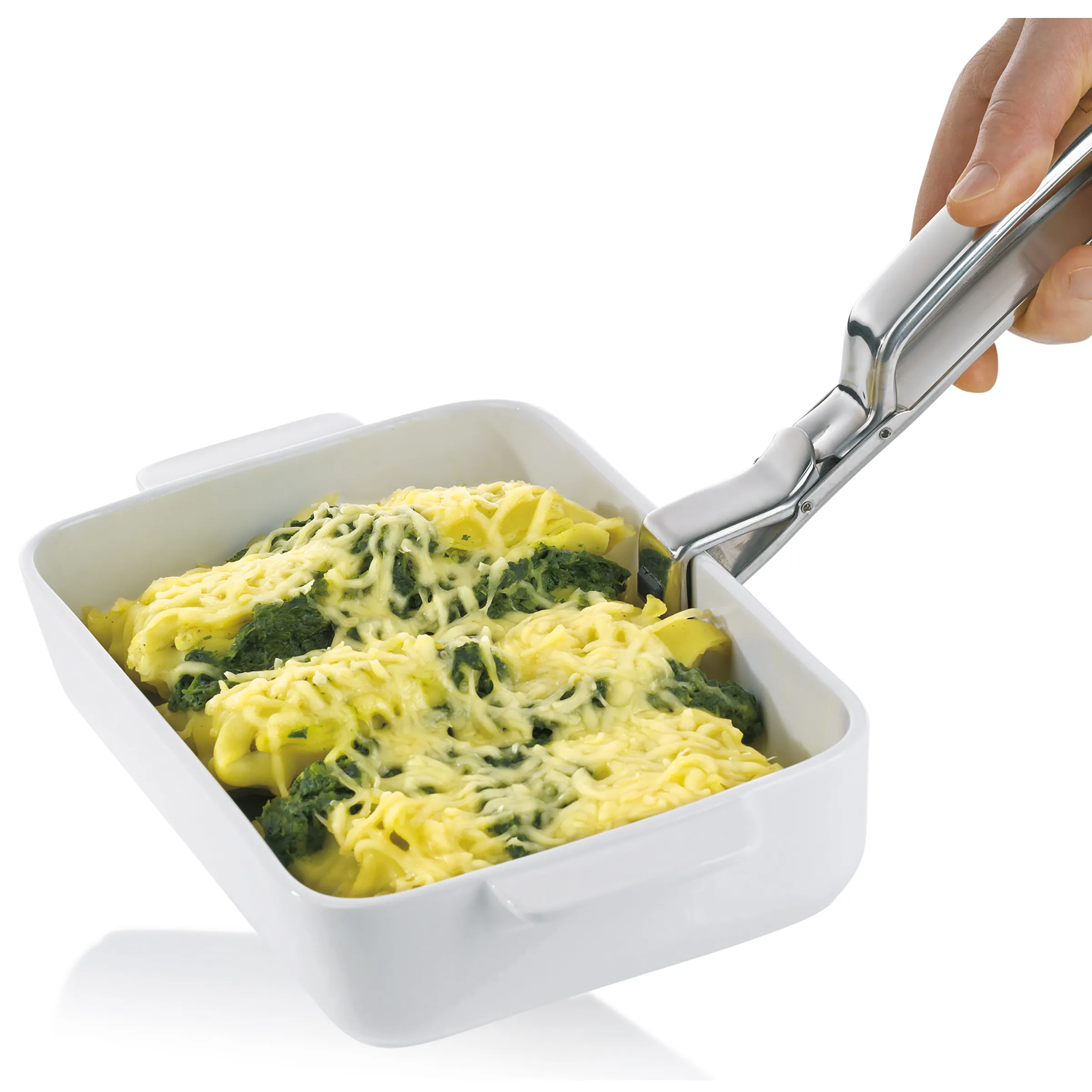 Kartoffelpresse mit Spinat-Kartoffelbrei - Küchenhelfer für Kartoffelpüree Kartoffelpresse presst gekochte Kartoffeln mit Spinat in weiße Schale, Hand hält Edelstahl-Küchengerät