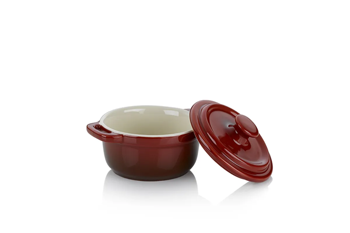 Gusseisen Cocotte rot – Emaillierter Bräter mit Deckel Rote Gusseisen-Cocotte mit Deckel und cremefarbenem Innenglasur auf weißem Hintergrund