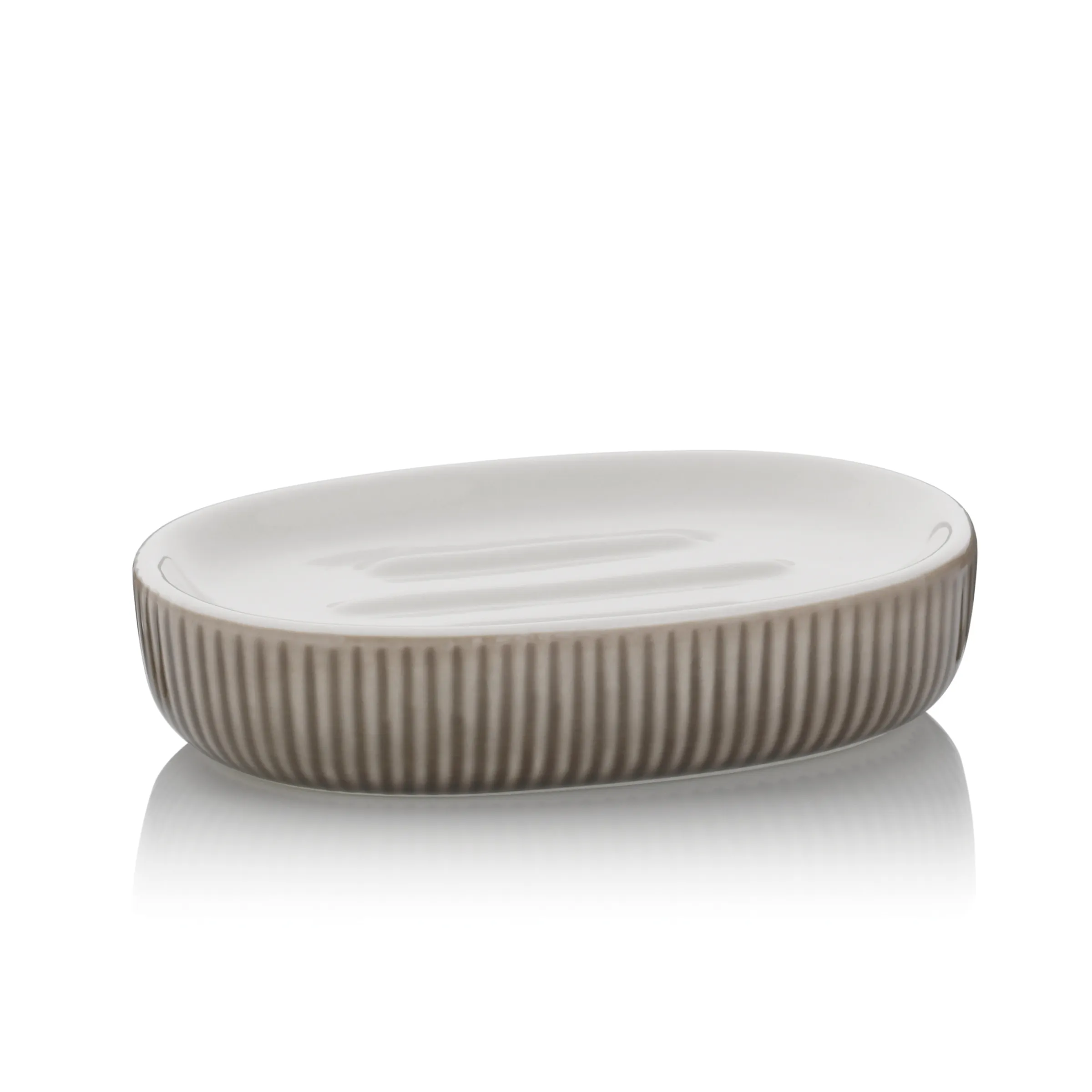Seifenschale oval Keramik weiß mit Rillen Ovale Seifenschale aus weißer Keramik mit gerillter Oberfläche und Wasserablauflöchern