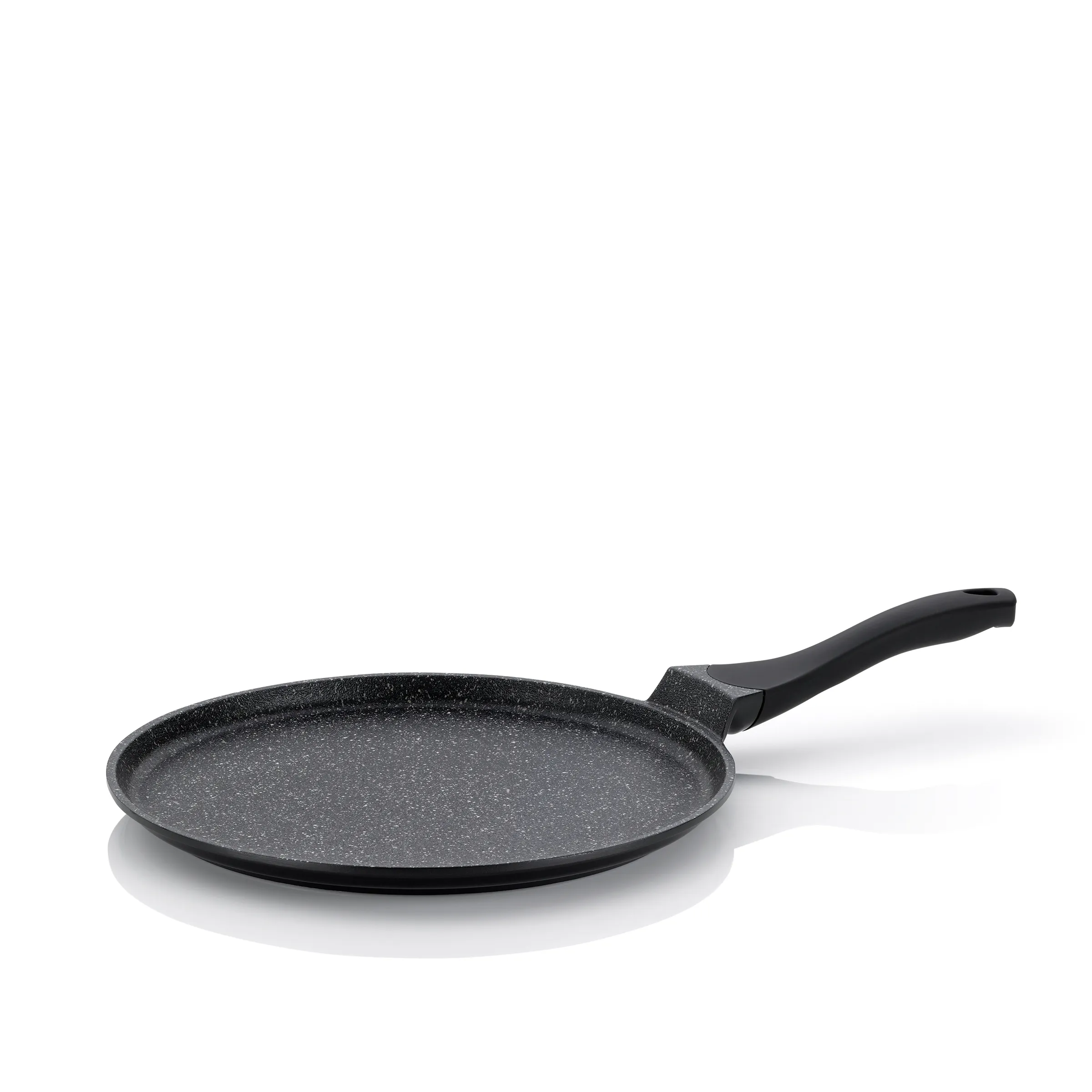 Crêpes-Pfanne Antihaft - Premium Kochgeschirr Schwarze Crêpes-Pfanne mit Antihaftbeschichtung und schwarzem Griff auf weißem Hintergrund.