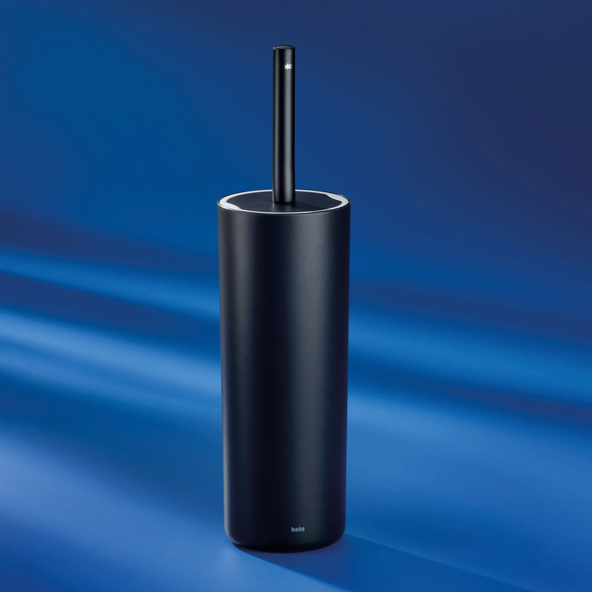 Schwarze Keuco Toilettenbürste mit Behälter auf blauem Hintergrund