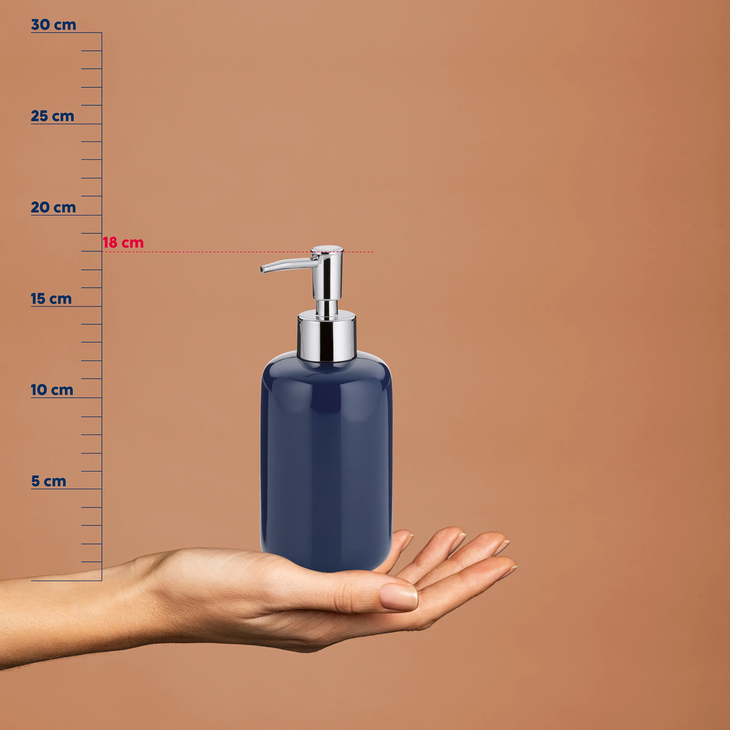 Seifenspender Pumpflasche dunkelblau 18 cm Dunkelblaue Seifenspender-Flasche mit Chromdruck-Pumpkopf in Hand, Größenvergleich zeigt etwa 18 cm Höhe
