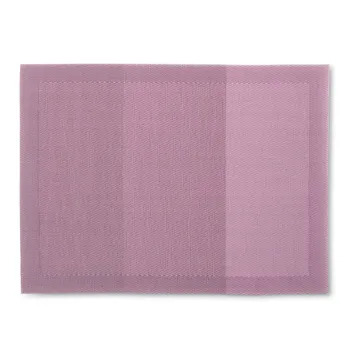 Rosa Tischset aus gewebtem Textilmaterial mit diagonaler Struktur auf weißem Hintergrund