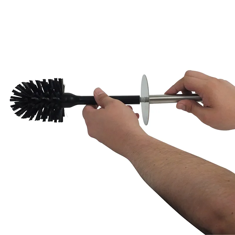 Toilettenbürste Reinigung - Bürste und Stiel Zwei Hände halten eine Toilettenbürste auseinander, wobei der Bürstenkopf und das Metallrohr sichtbar sind.