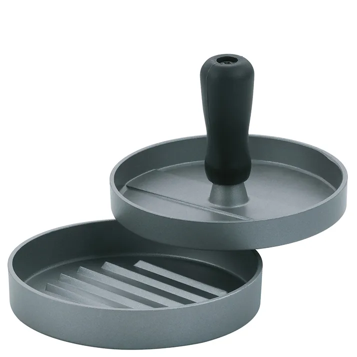 Grauer Hamburger Maker oder Fleischpresse mit schwarzem Griff und runder Pressplatte, daneben eine ovale Auffangschale.