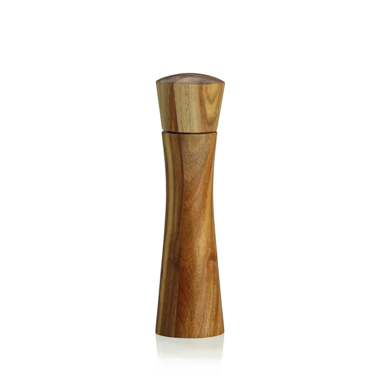 Holz-Pfeffermühle mit konischer Form und natürlicher Maserung auf weißem Hintergrund