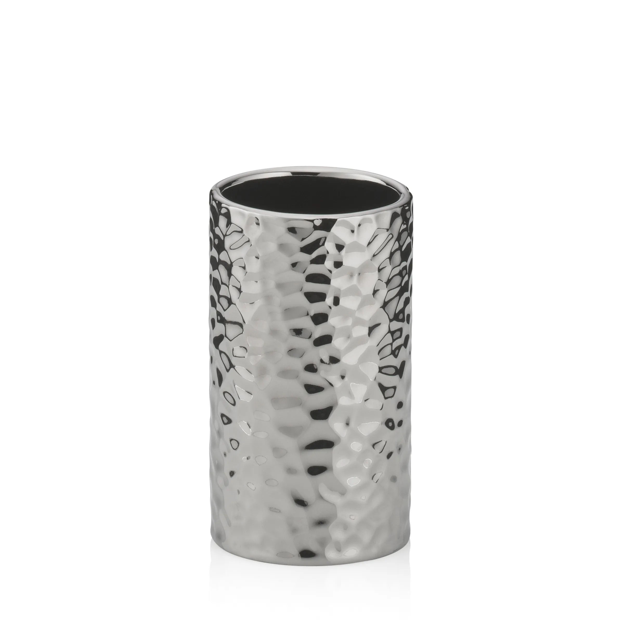 Silberner Zylinderbecher mit glänzend gehämmerte Oberfläche und schwarzem Innenbereich, moderne Metallvase mit strukturiertem Design.