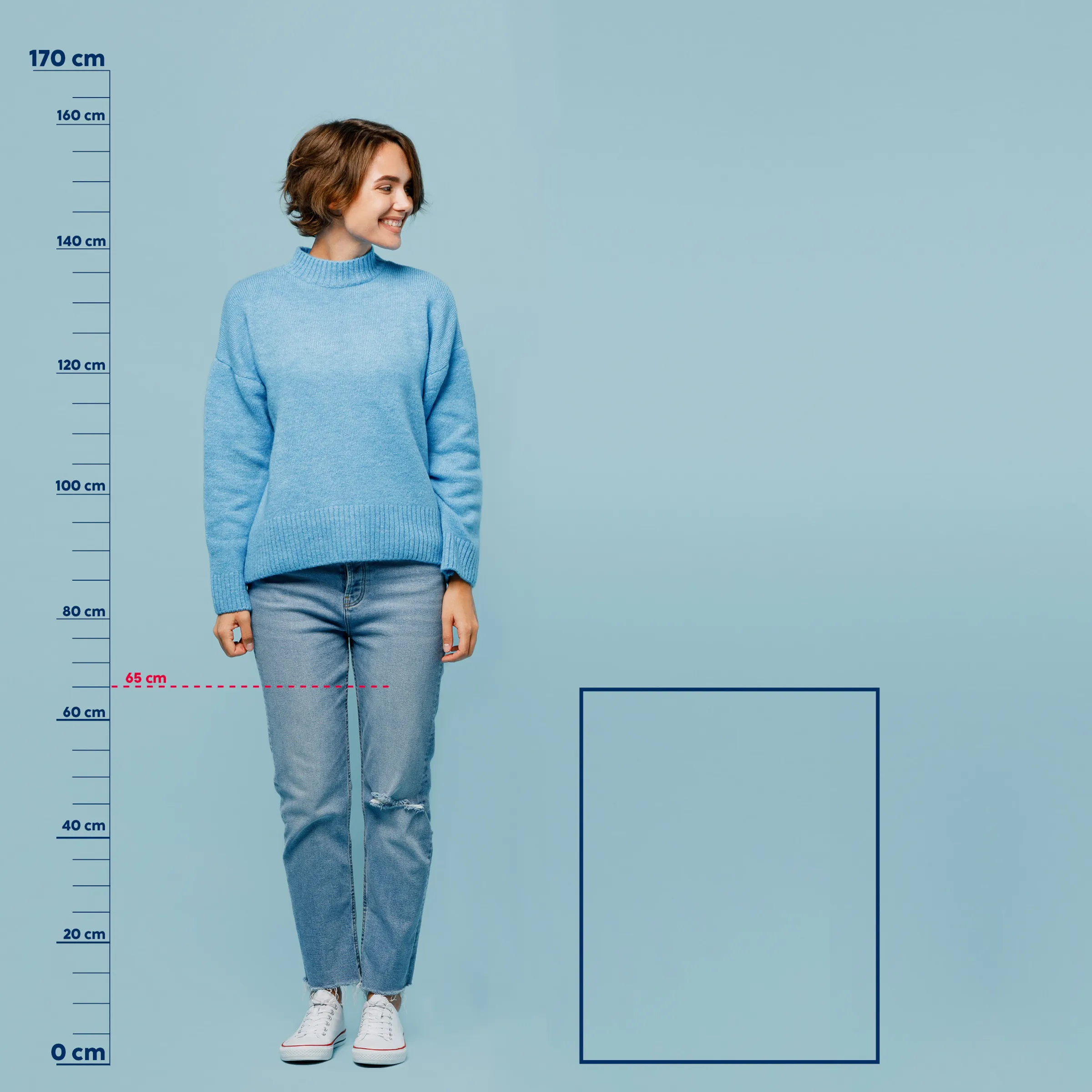 Größenreferenz Frau 165 cm - Pullover und Jeans Maßstab Frau in blauem Strickpullover und Jeans vor Größenskala, Höhe 165 cm markiert