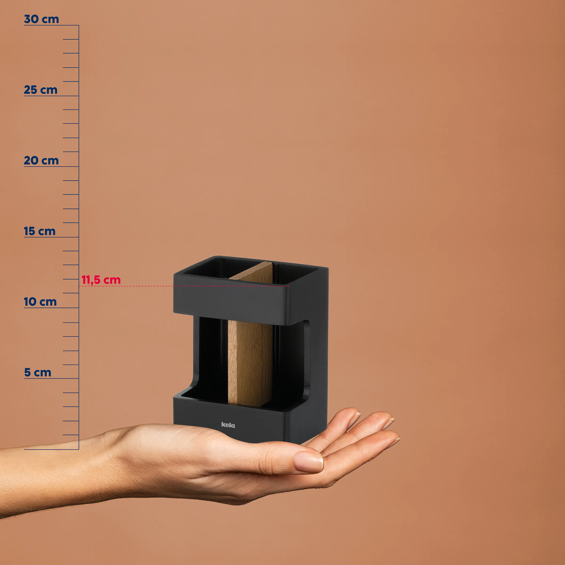 Keka Anspitzer schwarz - kompaktes Design mit Holzeinsatz und Maßangabe Schwarzer kompakter Anspitzer von Keka auf einer Hand, mit Maßstab zeigt 11,5 cm Höhe