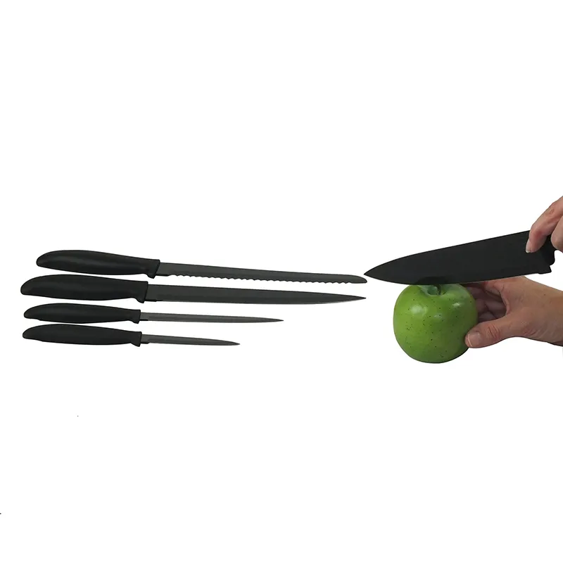 Set aus vier schwarzen Messern unterschiedlicher Größe neben einer Hand, die einen grünen Apfel hält
