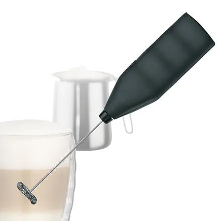 Elektrischer Milchaufschäumer - Milch Schäumer für Kaffee Elektrischer Milchaufschäumer mit schwarzem Griff schäumt Milch in einer Tasse auf