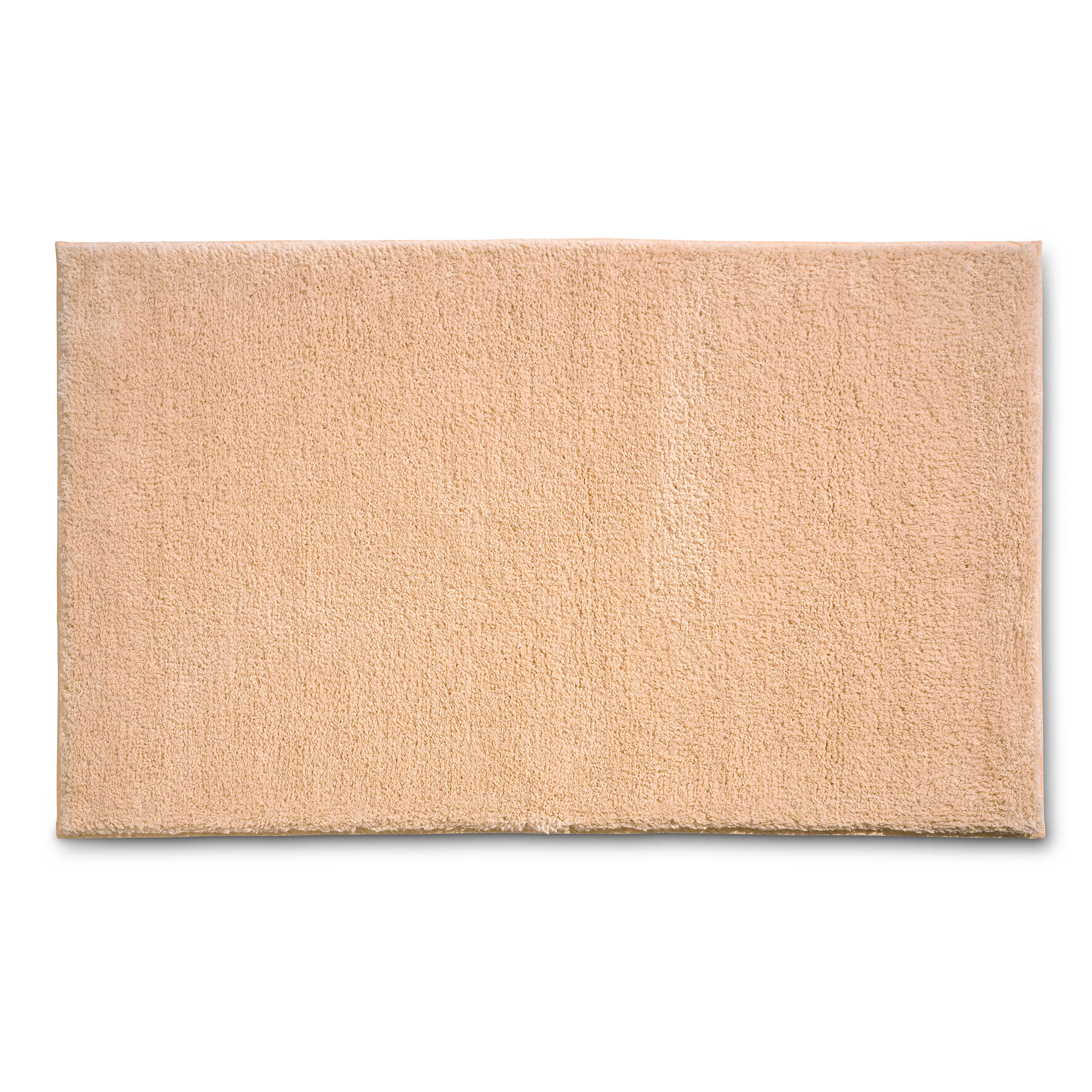 Beige Badematte mit weicher Hochflor-Textur auf weißem Hintergrund