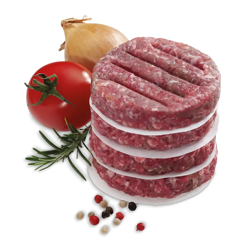 Hackfleisch Frikadellen - hochwertige Fleischpattys online kaufen Vier rohe Frikadellen oder Hackfleischpattys stapelweise mit Papier dazwischen, garniert mit Tomate, Zwiebel, Rosmarin und Pfefferkörner
