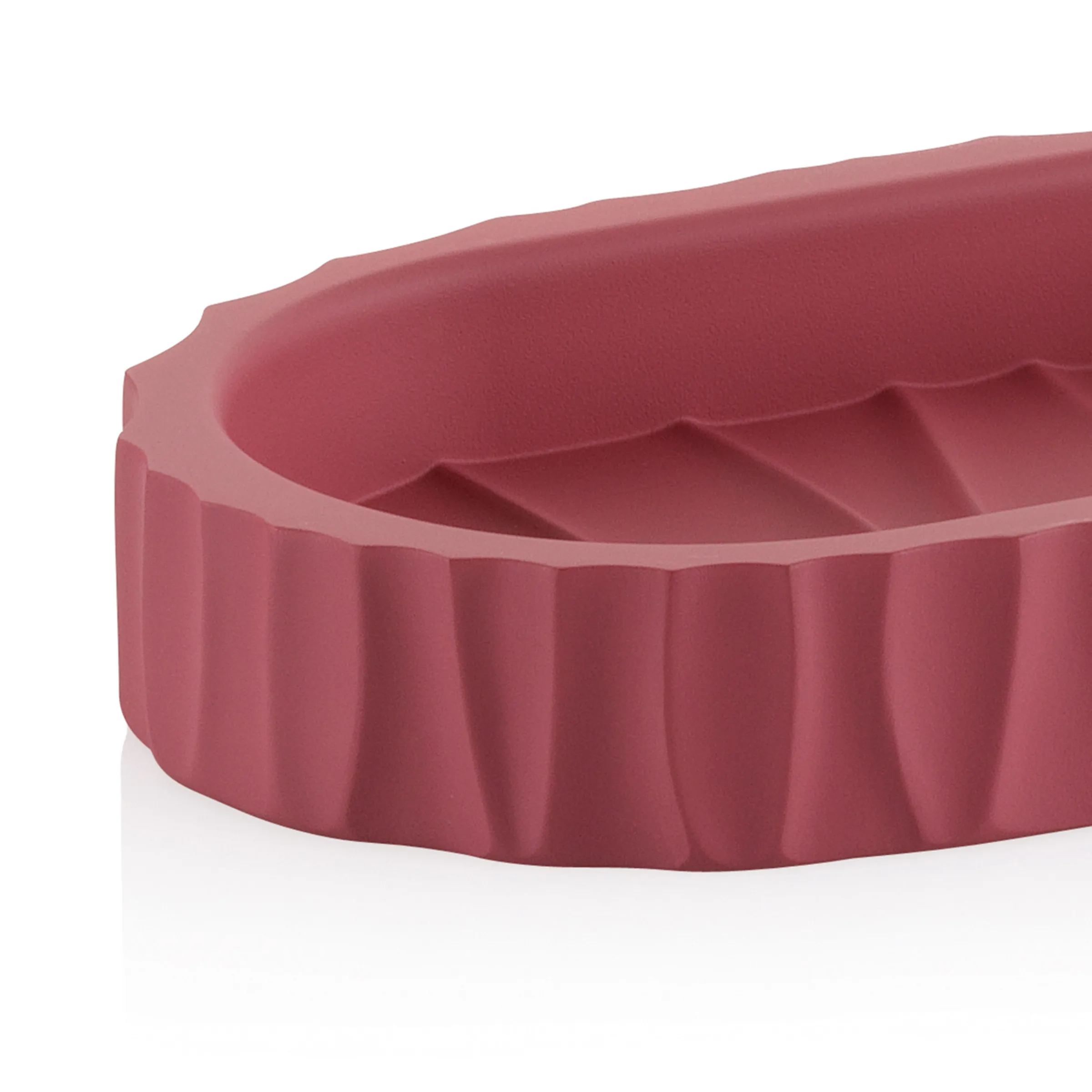 Rosa Keramikschale mit geripptem Design und gewelltem Rand, moderne Dekoration auf weißem Hintergrund