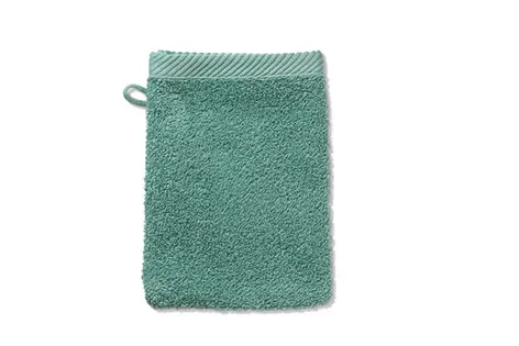 Mint-grüner Waschhandschuh aus weicher Baumwolle mit Aufhängeschlaufe auf weißem Hintergrund