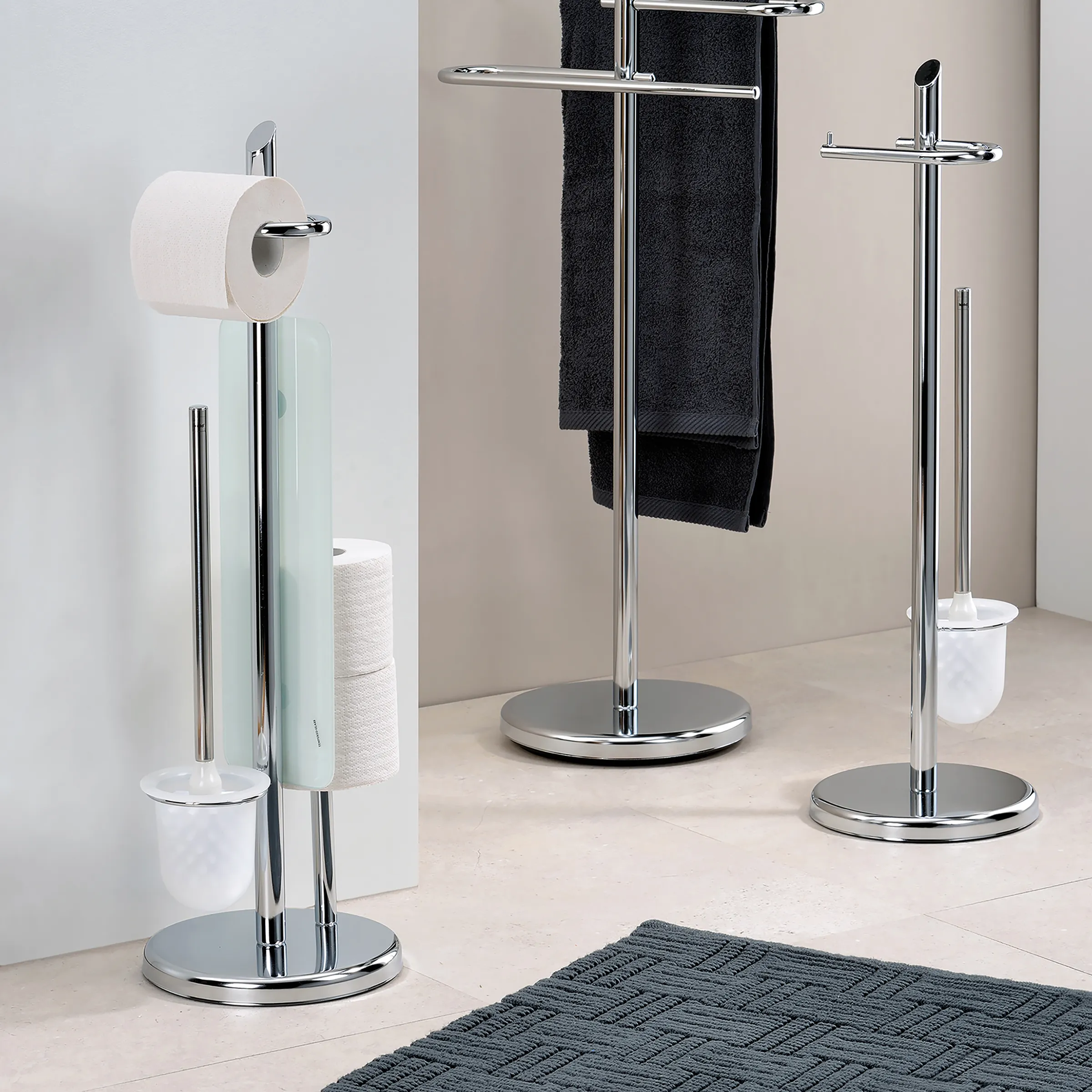 Badezimmer Accessoires Set Chrom - Toilettenpapierhalter und Handtuchständer Modernes Badezimmer-Accessoire-Set mit verchromten Ständern für Toilettenpapier, Handtuchhalter und Toilettenbürste.